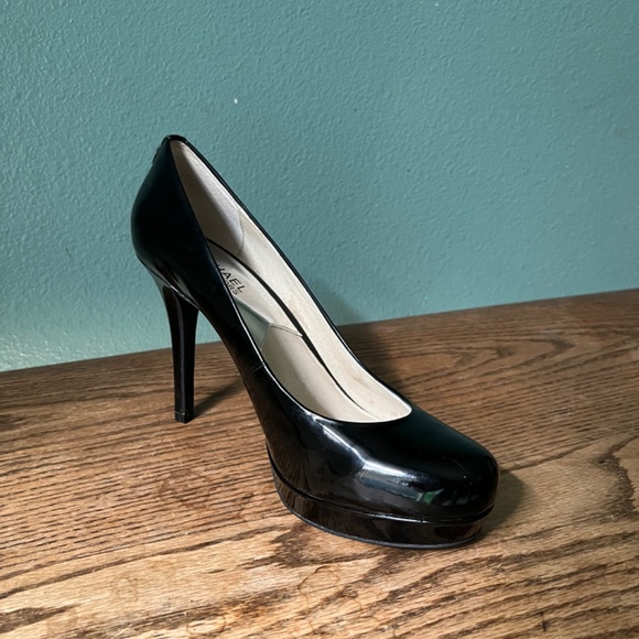 MICHAEL Michael Kors Black Patent Pumps   4" High Heel   Size 8.5 - Picture 9 of 10